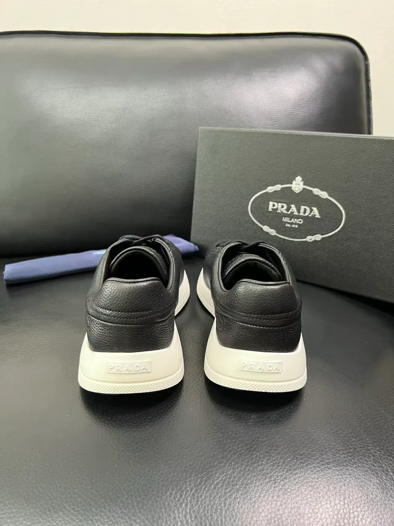 P440 38-45 Prada Prada’s new men’s leather sneakers, the highest version on the market, any comparison is welcome🆚! The original leather has excellent texture and is super high-end! Fetal sheep net lining imported from Italy, removable pad! Luxurious materials and fine workmanship, highly recommended! No. 058